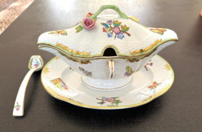 herend queen victoria gravy boat with cover and spoon 2637