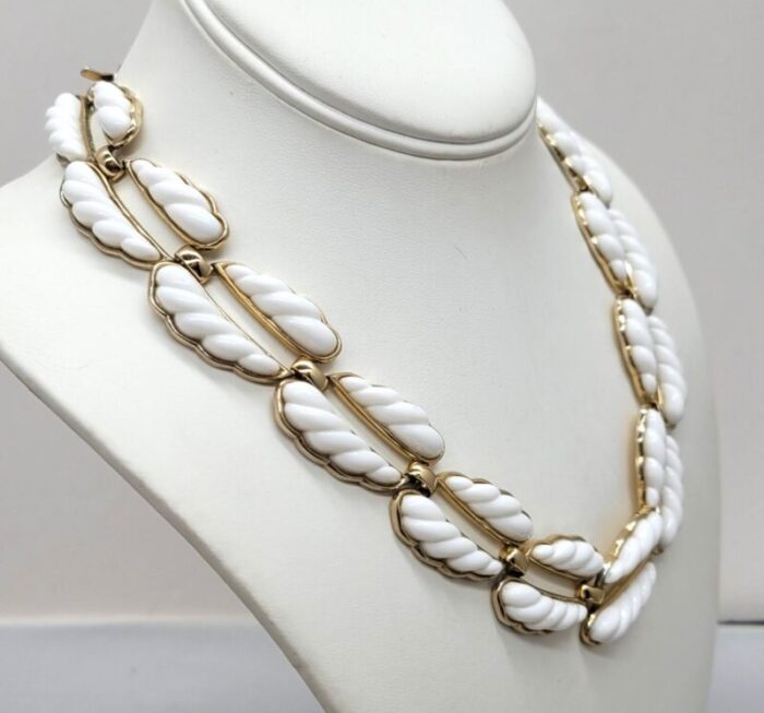 vintage 1950s signed monet goldtone and white resin collar necklace 2636