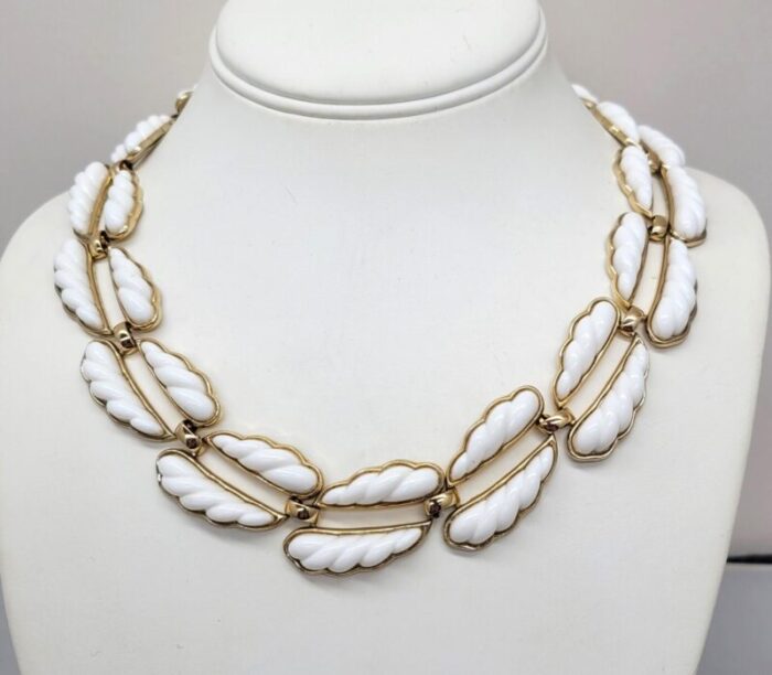 vintage 1950s signed monet goldtone and white resin collar necklace 4527