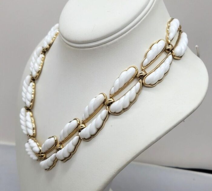 vintage 1950s signed monet goldtone and white resin collar necklace 4740