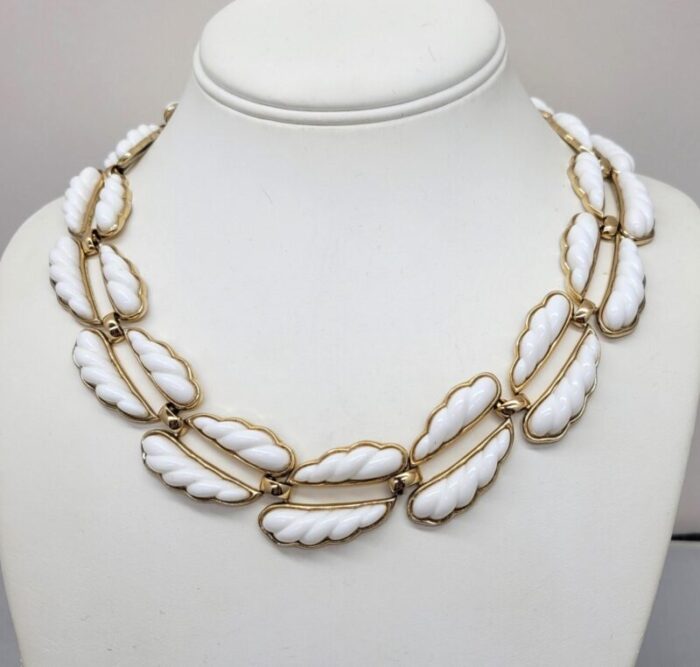 vintage 1950s signed monet goldtone and white resin collar necklace 5027