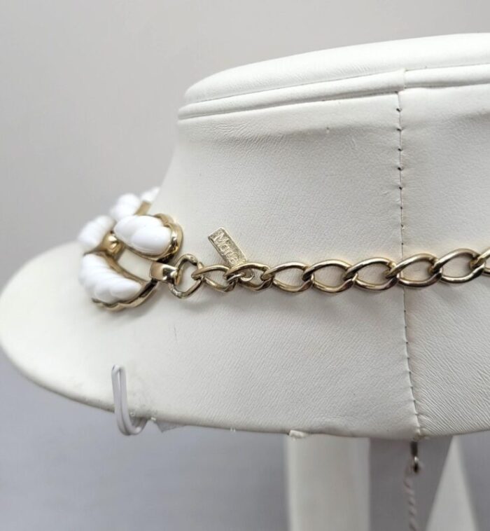 vintage 1950s signed monet goldtone and white resin collar necklace 6739