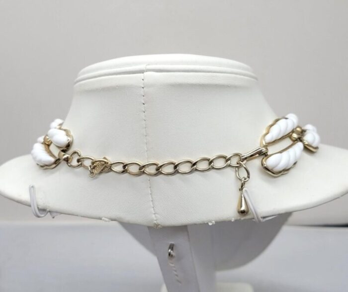 vintage 1950s signed monet goldtone and white resin collar necklace 7019