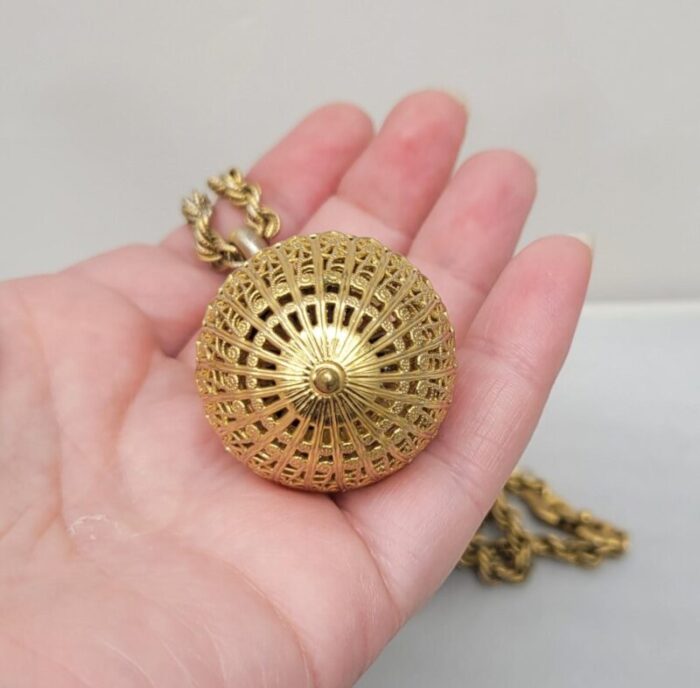 vintage 1960s signed monet goldtone filigree ball pendant necklace 0672