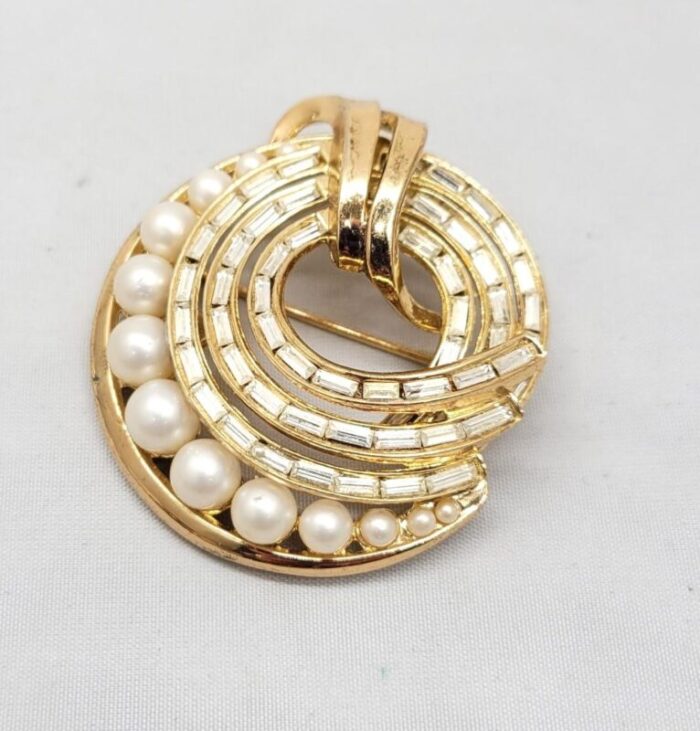 vintage signed crown trifari goldtone faux pearl and clear rhinestone baguette circle brooch 1528