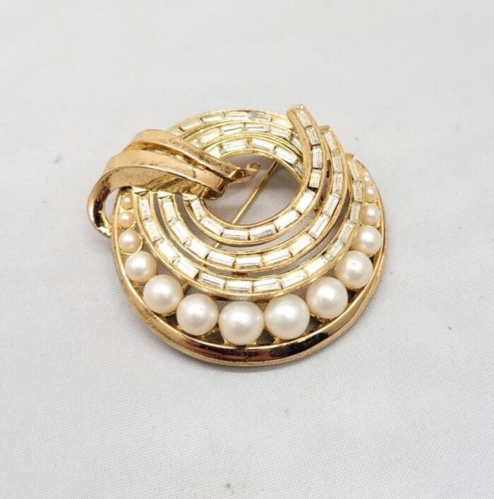 vintage signed crown trifari goldtone faux pearl and clear rhinestone baguette circle brooch 2224